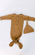 Load image into Gallery viewer, Knotted baby gown and Hat set
